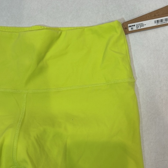 Brand new SKIMS fits everybody high waisted bike short daffodil women’s medium - Picture 2 of 4